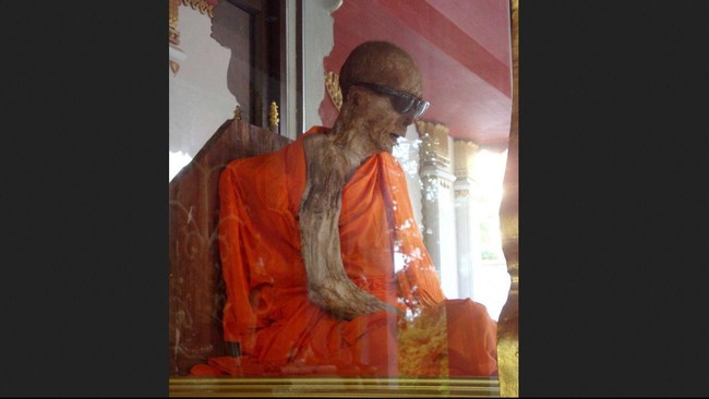 Menurut kepercayaan umat Buddha, biksu yang sudah menjadi mumi tengah menjalani tukdam atau meditasi tingkat tinggi.