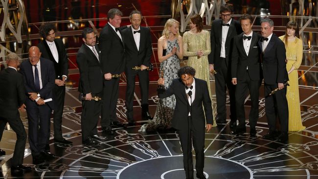 Hampir seluruh pemain dan kru Birdman naik ke atas panggung Oscar 2015 setelah aktor Sean Penn membacakan nominasi untuk Film Terbaik.