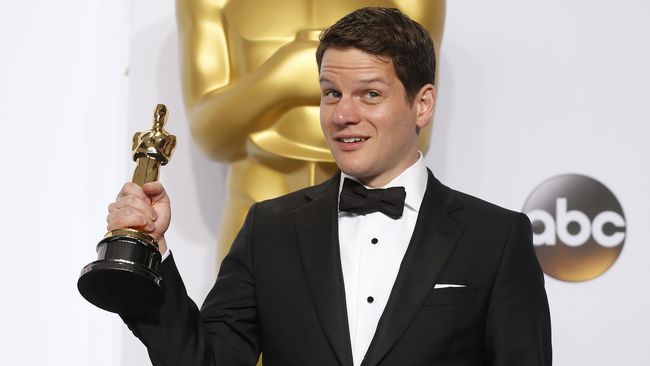 Penulis naskah film Graham Moore mempersembahkan piala Oscar yang diraihnya untuk anak-anak dianggap yang aneh seperti dirinya.