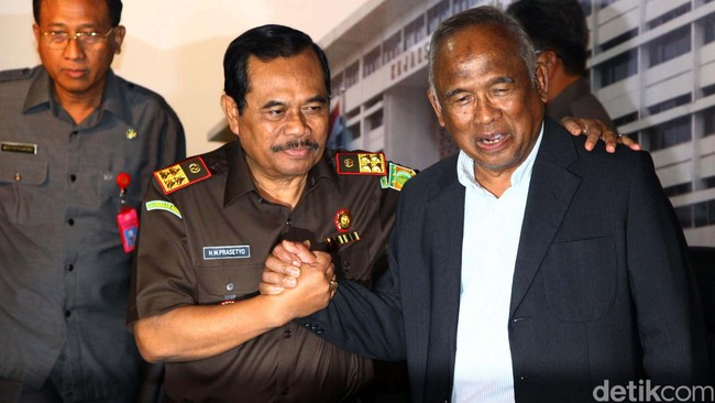Menurut Jaksa Agung Prasetyo, KPK punya hak supervisi dan koordinasi, sehingga jika KPK merasa perlu untuk mengambil alih, Kejaksaan mempersilakannya.