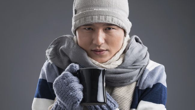 Setiap naik ketinggian 1000 kaki, suhu turun sampai minus dua derajat Celcius. Berapakah suhu dingin yang dialami Mario saat berada di 'persembunyiannya'?
