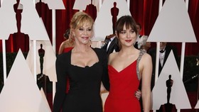 Gaun Merah Sensual Dakota Johnson Menarik Perhatian di Oscar
