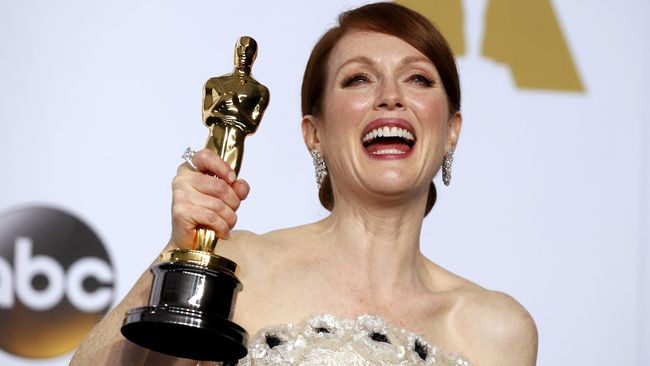 “Saya membaca sebuah artikel yang mengatakan, pemenang Oscar cenderung hidup lima tahun lebih lama,” kata aktris Julianne Moore.