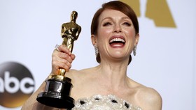 Piala Oscar Pertama Usai Penantian Panjang Julianne Moore