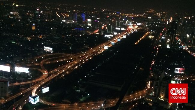 Berkunjung ke Bangkok belum lengkap rasanya jika tidak mampir ke Baiyoke Sky Hotel, gedung tertinggi yang tegak berdiri di Negeri Gajah Putih.