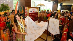 Serunya Miss Universe Belajar Membatik