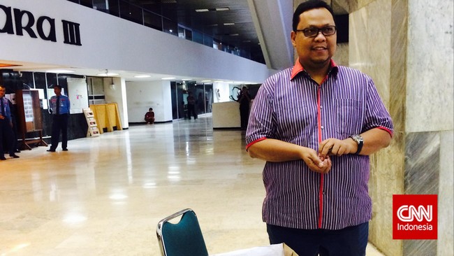Wakil Ketua Komisi II DPR Lukman Edy meminta penyusunan peraturan daerah tak berpatokan pada dalil fundamental yang biasa jadi pegangan ormas radikal.