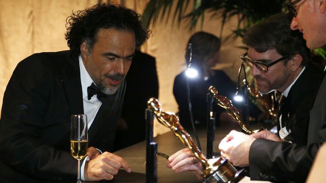 Sang sutradara meraih penghargaan Sutradara Terbaik Directors Guild of America. Kemenangan tersebut diprediksi "menular" di Academy Awards.