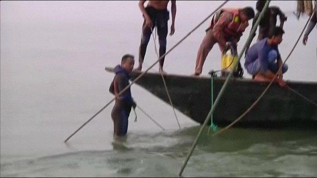 Sebuah kapal di Bangladesh terguling akibat tabrakan dan menewaskan setidaknya 66 orang. Proses investigasi dan evakuasi masih terus berlangsung.