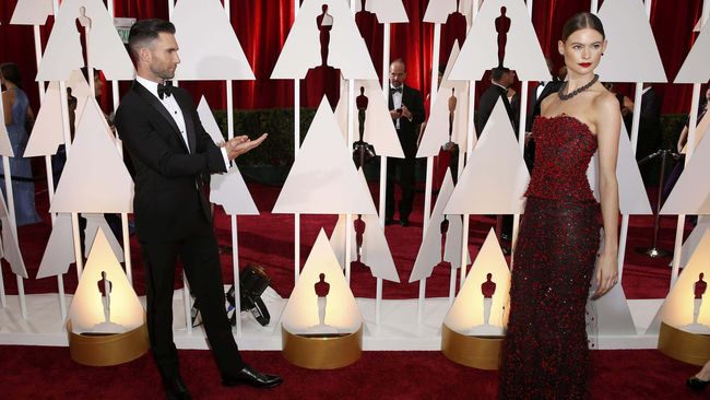Adam Levine dituding memukul istrinya, Behati Prinsloo sampai jatuh dan melukai bayinya, Dusty Rose. Semua tuduhan itu terbukti tidak benar.