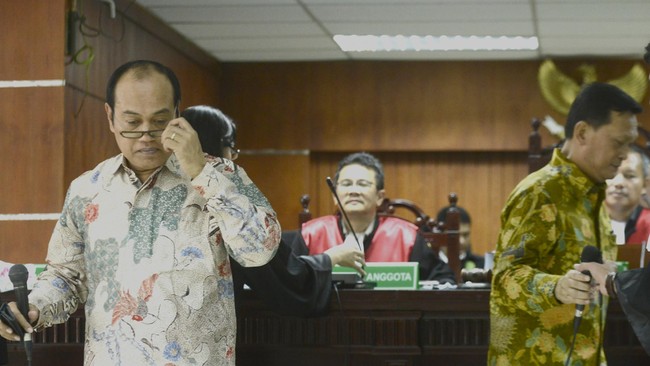 KPK memeriksa tiga panitia pengadaan simulator SIM yang mana ketiganya adalah pensiunan Polri dan PNS di Korps Lalu Lintas.