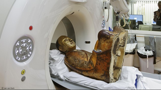Kelompok peneliti melakukan pemindaian terhadap patung Buddha dan menemukan mumi di dalamnya. Di tengah organ mumi, ditemukan kertas berisi tulisan kuno.