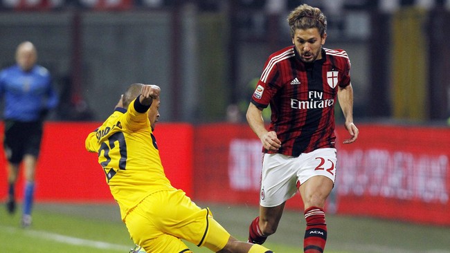 Kekasih Alessio Cerci kesal melihat pasangannya jarang diturunkan Pelatih AC Milan Filippo Inzaghi sebagai starter sejak pindah dari Atletico Madrid.