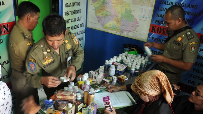 Direktorat Reserse Narkoba Polda Metro Jaya membongkar peredaran obat keras ilegal di Jakarta dan Depok, menangkap tiga pelaku serta menyita 2.351 butir obat.