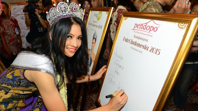 Serunya Miss Universe Belajar Membatik