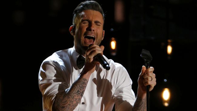 Kesal karena kesalahan teknis, Adam Levine melempar mikrofon ke penonton. Ternyata itu mengenai seorang gadis. Levine pun mengajaknya naik panggung.