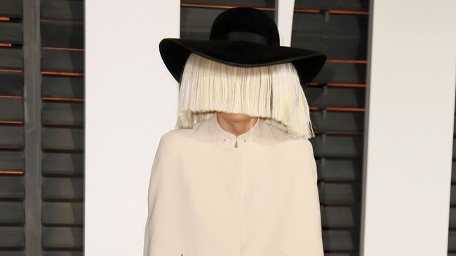 Sia akhirnya merilis single pertama dari album musik terbarunya yang berjudul Alive. Lagu tersebut awalnya ditaksir oleh Rihanna dan Adele.