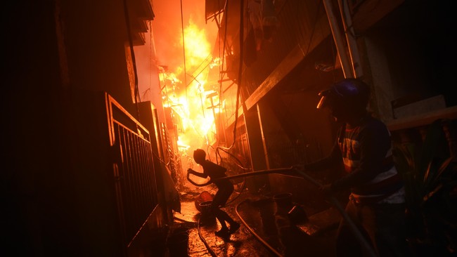 Sebanayak 15 unit mobil Damkar diterjunkan memadamkan kebakaran di pemukiman penduduk yang berlokasi Kebon Melati, Tanah Abang, Jakarta Pusat, Kamis (8/4).