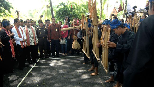 Lewat Festival Baduy 2016, wisatawan mengenal lebih dekat kehidupan Suku Baduy di Banten, dari tari, musik, kerajinan, sampai tenun.