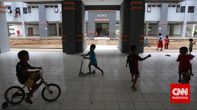 Meskipun dibanderol dengan harga yang terbilang murah, namun banyak penumpang KRL yang enggan membeli unit rusunami Perumnas di dekat stasiun.
