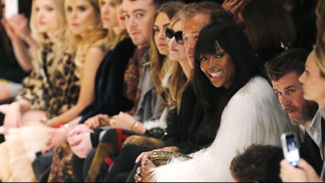 Supermodel Kate Moss dan Naomi Campbell bereuni untuk mengampanyekan kepedulian terhadap kanker payudara.