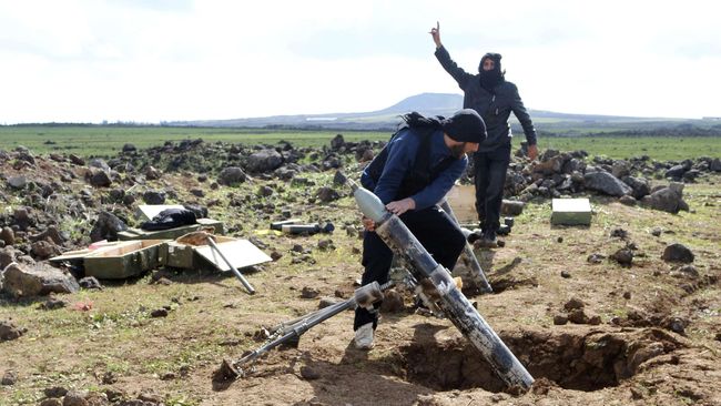 Assad Rebut Perbatasan, Pemberontak Suriah Turunkan Senjata Pemberontak Suriah Selatan menyatakan telah sepakat untuk menurunkan senjata. Hal ini dicapai melalui perjanjian yang ditengahi Rusia untuk menyerahkan Deraa.