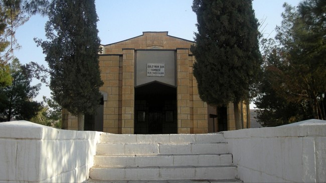 Turki merelokasi makam leluhur pendiri Kekaisaran Ottoman dari Suriah, dan menampik bahwa serbuan mereka adalah invasi.