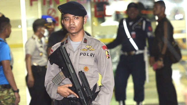 Tim Gegana menyisir benda yang diduga bom, sehingga membuat jalan di sekitar ITC Depok, Jalan Margonda Raya, macet parah.
