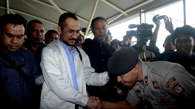 Meski akan melanjutkan penanganan perkara Samad dan BW, Badrodin menjamin hubungan antara Polri dan KPK akan tetap terjalin dengan baik.