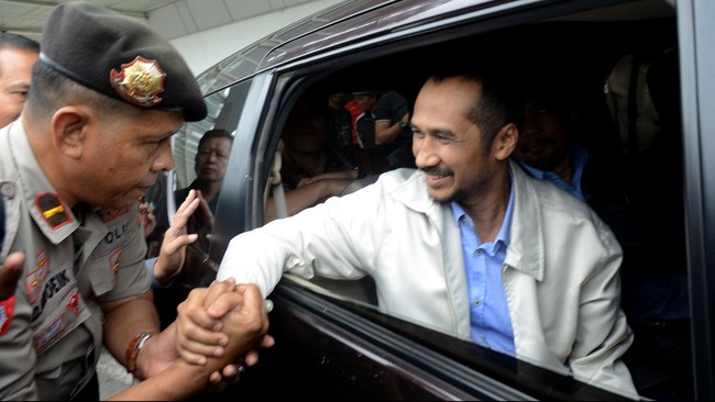 Samad akan memenuhi panggilan Polda Sulselbar. Penahanan menghantui pemeriksaan Samad, namun ia mengaku akan menolak jika hari ini dilakukan penahanan.