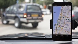 Polling: 44 Persen Pengendara Pakai Ponsel untuk Akses GPS