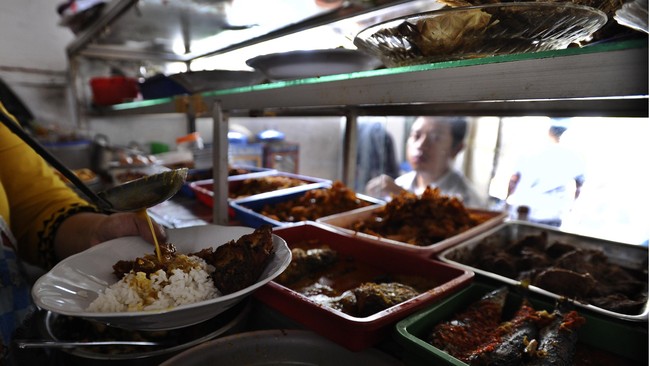 Di Kabupaten Bogor, muslim makan siang dihukum push up. Di Bengkulu, PNS muslim tak puasa dirazia. Padahal syariat Islam tak diterapkan di wilayah itu.