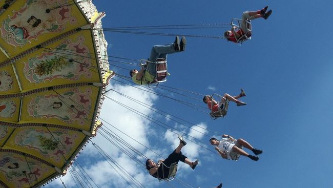 Ada dua korban dalam insiden wahana ketapel di Luna Park, Prancis selatan itu, salah satunya meninggal dunia dan yang lainnya kritis di rumah sakit.