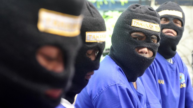 Dua dari sembilan tahanan yang kabur itu ditangkap di Malaysia. Petugas BNN juga menangkap lima orang yang diduga menyembunyikan para tahanan ini.