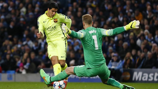 Luis Suarez masih seorang striker yang haus gol di Inggris. Ia membawa Barcelona unggul 2-0 atas Manchester City di babak pertama.