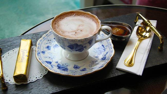 Tak ada yang lebih nikmat untuk musim hujan seperti sekarang ketimbang secangkir cokelat panas, apalagi dengan tambahan rempah yang harum.