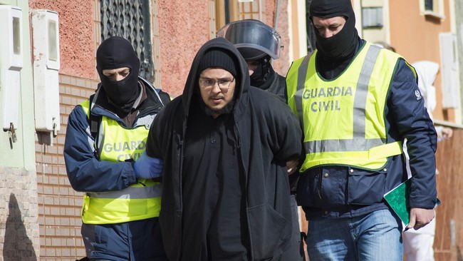 Empat orang yang diduga perekrut ISIS ditahan di tiga tempat berbeda. Selain doktrin melalui internet, mereka juga melakukan pertemuan rahasia di rumah-rumah.