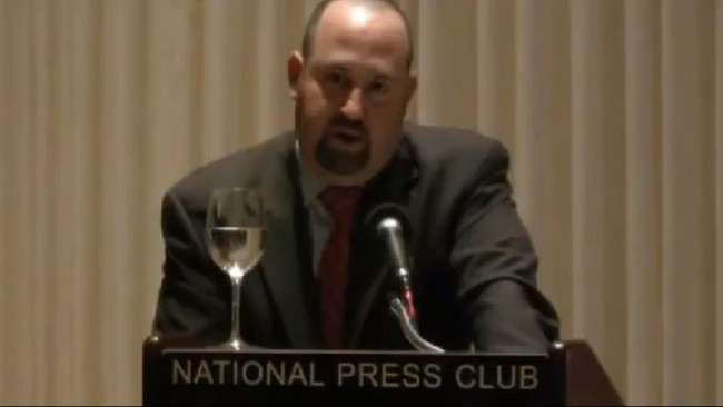 Daniel Rosen membujuk seorang anak berhubungan seks melalui komunikasi secara daring. Ia dibekuk di rumahnya di Washington.
