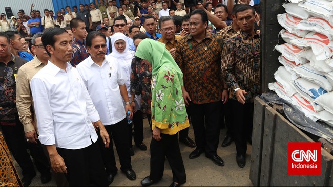 Presiden Joko Widodo meluncurkan Operasi Pasar Murah (OPM) di Jawa Barat guna mengamankan harga dan pasokan menjelang Ramadan.