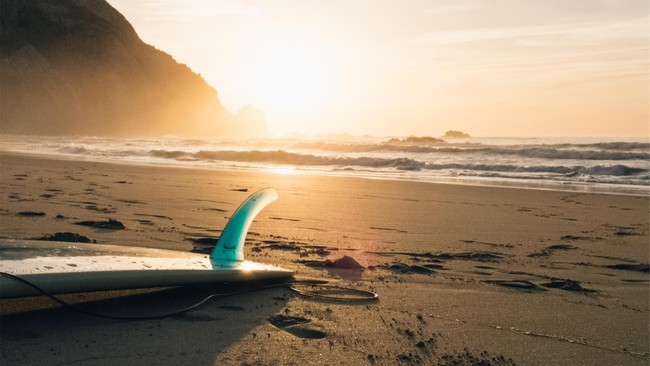 Ilustrasi papan selancar di pantai