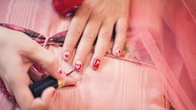 Buat Nail Art Virus Corona, Salon di AS Dikecam