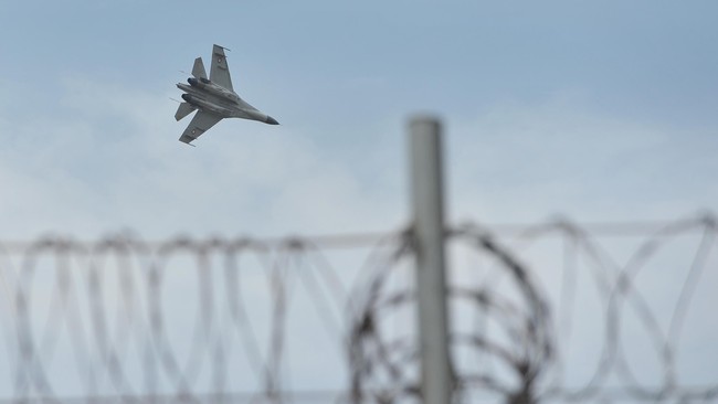 Seorang pilot tewas usai sebuah jet tempur militer jatuh di Vietnam utara saat sesi pelatihan pada Selasa (31/1).