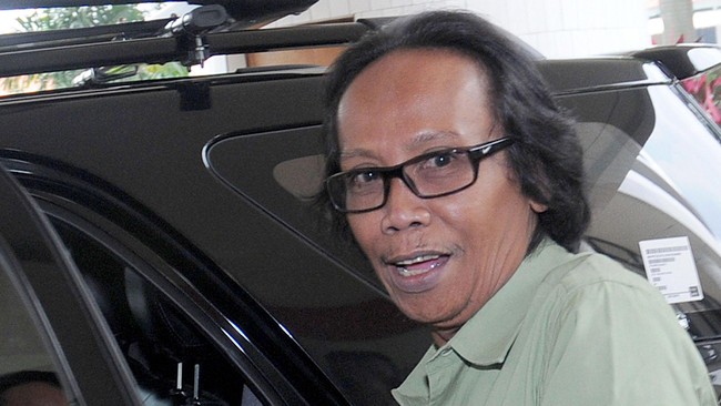 Pelawak Mandra Naih yang menjadi tersangka kasus dugaan korupsi program Siap Siar TVRI melaporkan pemalsuan tandatangannya ke Bareskrim Polri.
