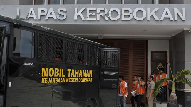 Para napi dan tahanan yang terlibat bentrokan kemarin dipindahkan ke lima penjara yang ada di Pulau Bali untuk menghindari bentrokan susulan. 