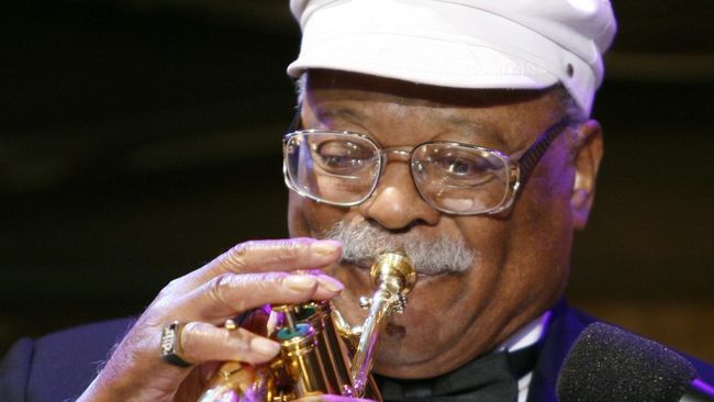 Ranah jazz kehilangan pentrompet legendaris Clark Terry. Ia meninggal setelah baru saja merayakan ulang tahunnya ke-94.