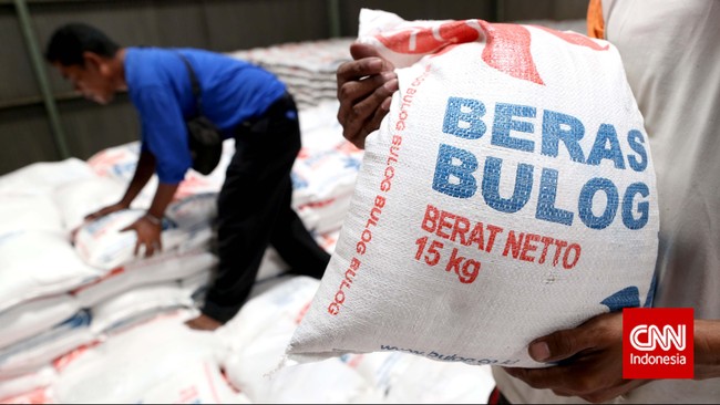 Operasi pasar bahan kebutuhan pokok tersebut dilakukan di seluruh Indonesia untuk menstabilkan harga sejumlah komoditas yang masih tinggi.