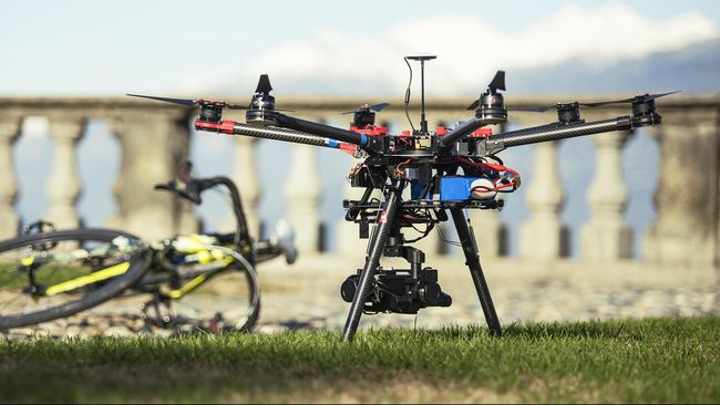 Drone Asli Temanggung untuk Modernisasi Teknologi Pertanian Para pemuda dari Aeromodelling Club bersama Komando Distrik Militer 0706/Temanggung membuat drone besar untuk membantu teknologi pertanian.