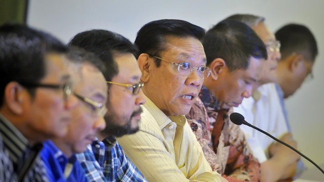 Disahkan sebagai Ketua Umum Golkar oleh pemerintah bukan jaminan langkah Agung Laksono memimpin partai beringin akan mulus. Ia dijegal para loyalis Ical di DPR.