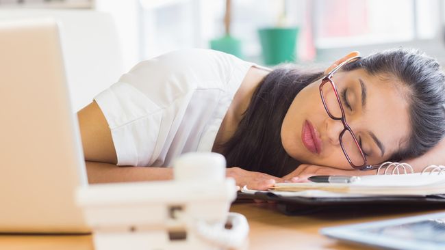 Kualitas tidur yang buruk adalah alasan utama Anda merasa lelah. Namun ini bukan satu-satunya penyebab mengapa Anda merasakan kantuk dan lelah pada pagi hari.