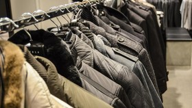 Inspirasi Jaket Trendi untuk Tangkal Angin Kencang